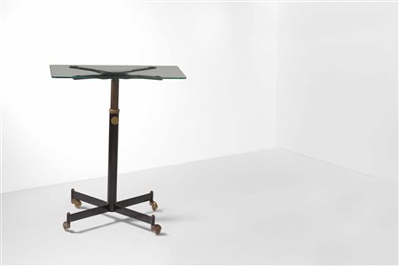 Tavolo occasionale ruote con struttura in metallo laccato e particolari in ottone. Piano in cristallo molato, 