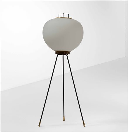 Lampada da terra con struttura in ottone e metallo laccato e diffusore in vetro opalino satinato., 