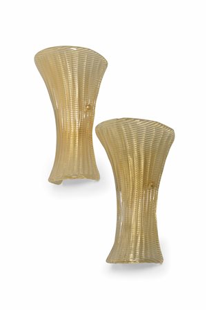 Coppia appliques con struttura in ottone e diffusore in vetro colorato., 