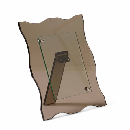 Portafoto con cornice in cristallo sagomato e molato, particolari in metallo cromato., 