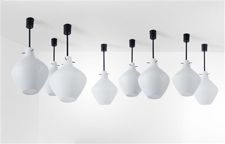 Set di otto lampade a sospensione con struttura in ottone e metallo laccato. Diffusori in vetro opalino., 