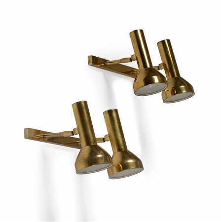 Coppia di lampade da parete orientabili con struttura e diffusore in ottone., 