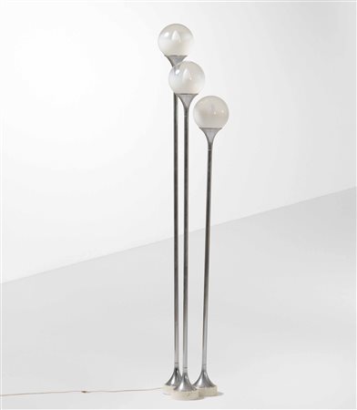 Lampada da terra con struttura in metallo cromato e metallo laccato e diffusori in vetro., 