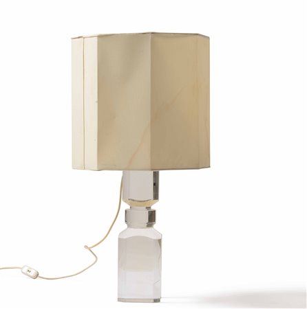 Lampada da tavolo formata da un unico blocco in plexiglass e paralume in tessuto., 