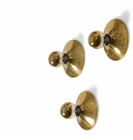 Set di tre lampade da parete con struttura in metallo laccato e ottone., 