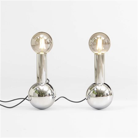 Coppia di lampade da tavolo con struttura in metallo cromato., 