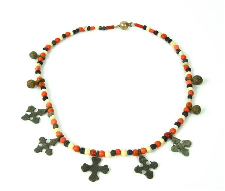 COLLANA VICHINGA DATAZIONE: XII-XIII sec. d. C. MATERIA E TECNICA: pasta...