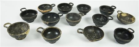 TREDICI COPPETTE A VERNICE NERA DATAZIONE: IV-III sec. a. C. MATERIA E...