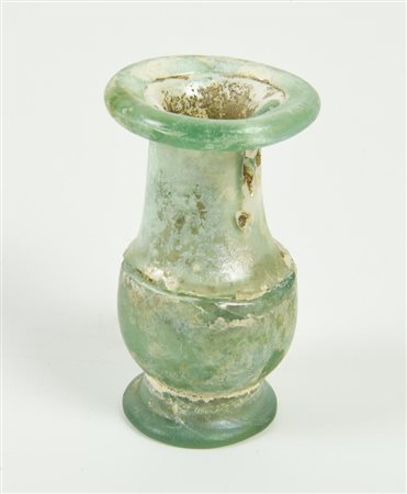 UNGUENTARIO IN VETRO DATAZIONE: II-I sec. a. C. MATERIA E TECNICA: vetro...