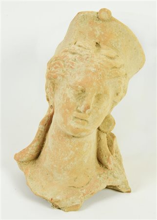 BUSTO FEMMINILE DATAZIONE: IV sec. a. C. MATERIA E TECNICA: argilla depurata...