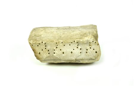 FRAMMENTO DI CAPITELLO BIZANTINO DATAZIONE: VI-VIII Secolo d. C. MATERIA E...