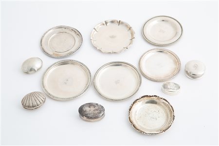 Plates and pillboxes in silver, gr. 325 ca.