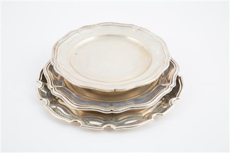 Three 800 silver plates, gr. 2170 ca.