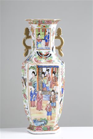 Painted porcelain vase. China. Late 19th century