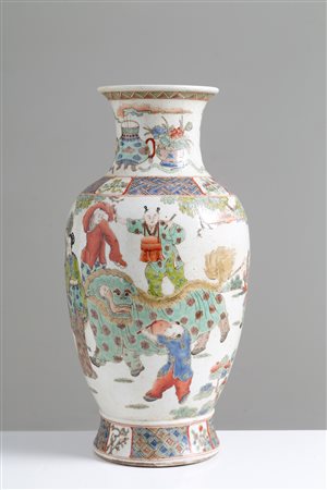 Painted porcelain vase. China. Late 19th century