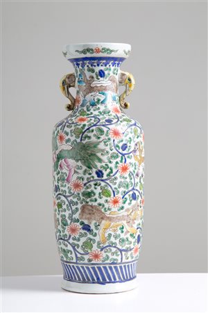 Painted porcelain vase. China. Late 19th century