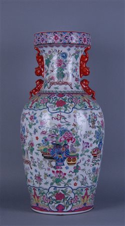 Painted porcelain vase. China. 20th century