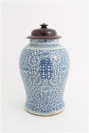 Blue and white ceramic potiche. China. 19th c.