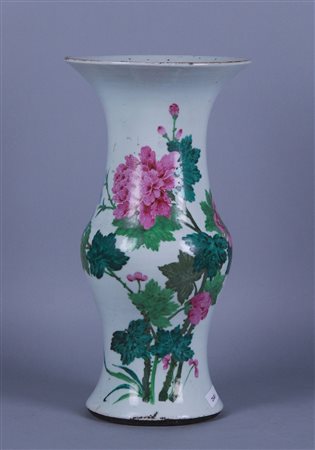 Painted porcelain vase. China. 