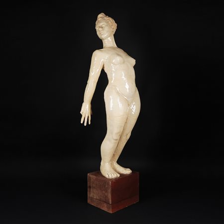 Scultura in ceramica bianca raffigurante un nudo femminile in piedi; base...