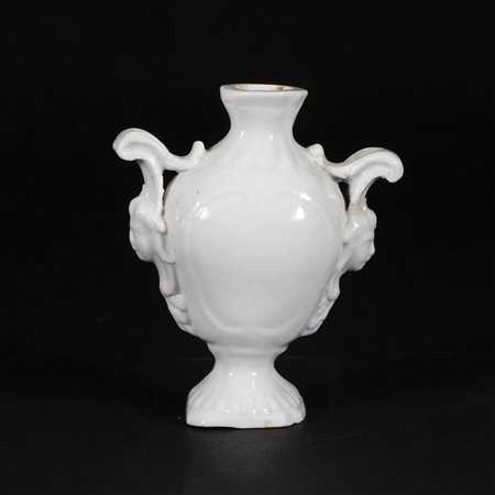 Piccolo vaso in porcellana bianca, corpo ovoidale segnato su ciascun lato da...