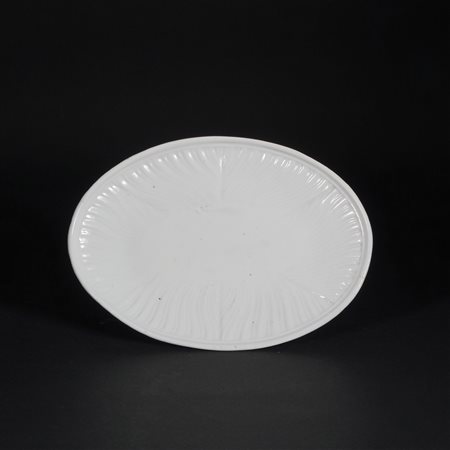 Piccolo vassoio di forma ovale in porcellana bianca, con bordo modellato a...
