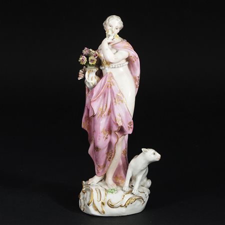 Scultura in porcellana bianca e policroma modellata a figura femminile con...
