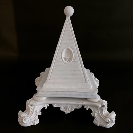 Centrotavola in porcellana bianca modellato a raffigurare una piramide...