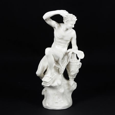Scultura in porcellana bianca raffigurante un suonatore di piattelli seduto....