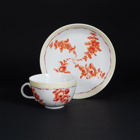 Tazza con piatto in porcellana bianca, giallo paglierino e viola, dipinta in...