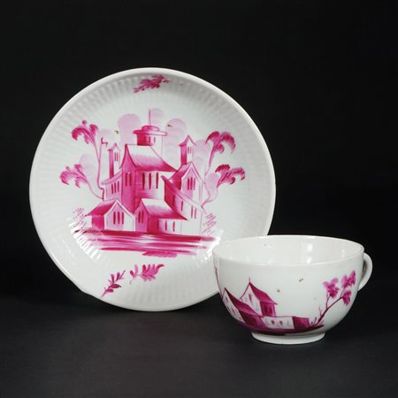 Tazza con piatto in porcellana bianca dipinta a paesini in rosso porpora....