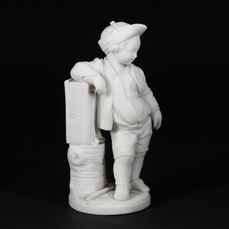 Scultura in biscuit raffigurante un contadinello, appoggiato ad una cassetta....