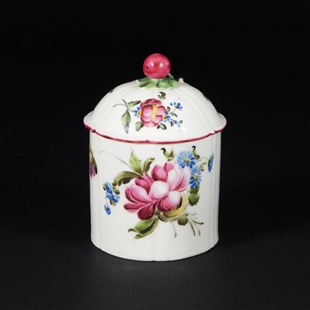 Pomatiera con coperchio, in porcellana bianca dipinta in vivace policromia a...