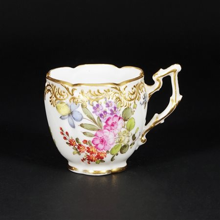 Tazza in porcellana bianca, policroma e dorata dipinta a decorazione...