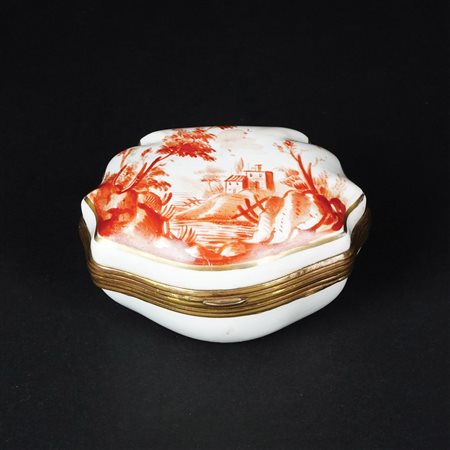 Tabacchiera di forma sagomata in porcellana bianca dipinta in rosso a...