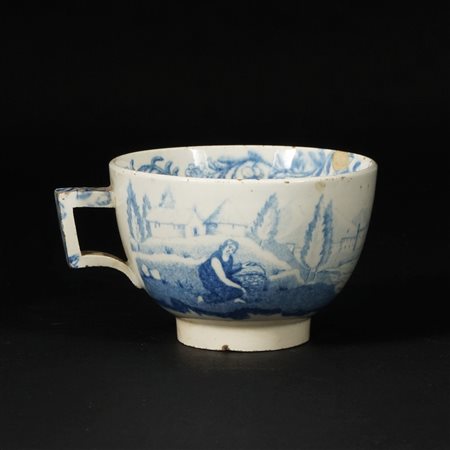 Tazza in terraglia bianca e blu con decoro a paesaggi fluviali. Probabilmente...