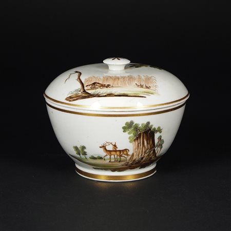 Zuccheriera con coperchio in porcellana bianca, dorata e policroma dipinta a...
