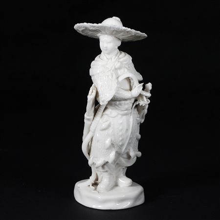Scultura in porcellana policroma raffigurante un guerriero asiatico....