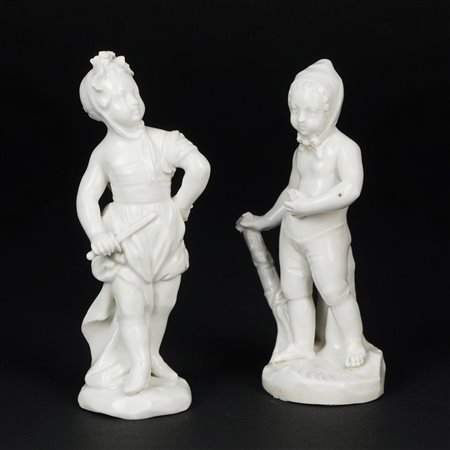 Due sculture in porcellana bianca raffiguranti ciascuna un bimbo con...
