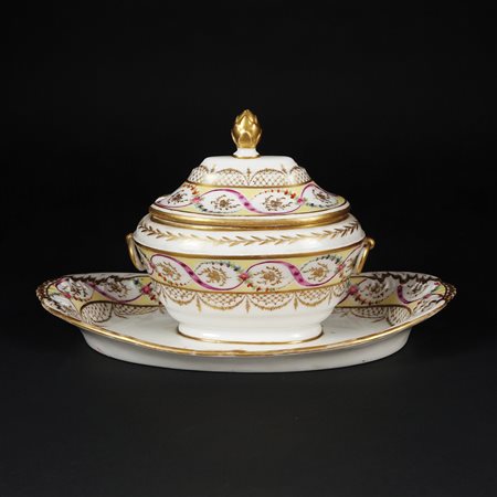 Salsiera in porcellana bianca, dorata e policroma dipinta a raffinati motivi...