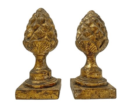 Coppia piccole pigne in legno dorato, XIX secolo.