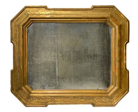Grande ed importante specchiera in legno dorato con decorazione centinata