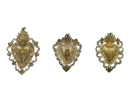 N 3 Ex voto in argento a forma di cuore con puttini e simboli della passione. 1) H cm 23 2) H cm 17 3) H cm 20