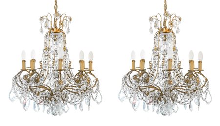 Coppia di lampadari in metallo, con brindoli di vetro