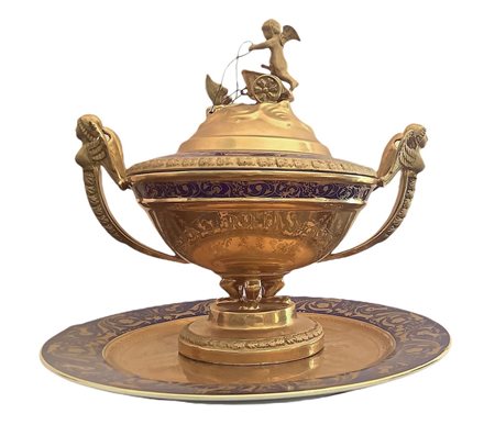 Poutiche con coperchio con presa ad amorino e piatto alla base