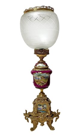 Lume da tavolo con base in bronzo dorato, inserti in porcellana dipinta, boccia in vetro.