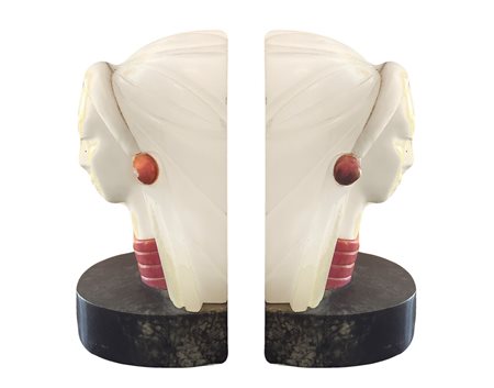 Coppia di reggilibri in alabastro con fugure femminili