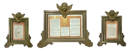 Trittico di cartaglorie in legno ricoperto da ottone con zefiri alati alla sommità