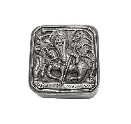 Piccola scatola di forma quadrata con figura giapponese