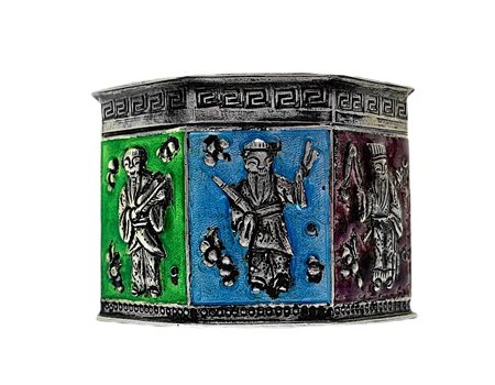 Piccola scatola di forma ottagonale con figure e simboli giapponesi a rilievo policromo